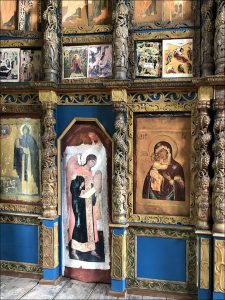 Резьба характерна для северного рококо, совмещавшего барочные витые колонки с гроздьями винограда, рокайльные завитки и классически ясную симметрию композиции.