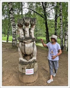 Саша пытается приручить Змея Горыныча.