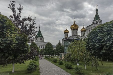 Свято-Троицкий Ипатьевский монастырь — мужской монастырь в западной части Костромы.