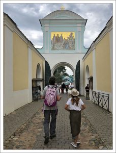 Северные (Екатерининские) ворота Свято-Троицкого Ипатьевского мужского монастыря в Костроме.
Ворота построены в 1767 году, к приезду императрицы Екатерины II. Над аркой ворот есть живописное панно — композиция «Гостеприимство Авраама».