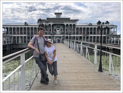 Ресторан устроен в старом советском дебаркадере, от которого остались лишь стены. Внутри всё переделано под гостиные в стиле дворянских или купеческих домов.