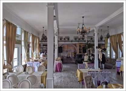 "Белый зал" ресторана "Старая пристань". Декорирован в стиле конца 19-го века.