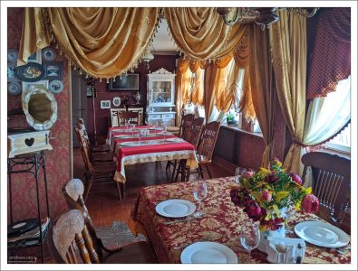 Кустодиевский банкетный зал наполнен купеческим духом, воссозданный по картинам начала 19-го века.