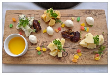 Картина из Костромских сыров с пёстрыми осколками цукатов и душистым мёдом.