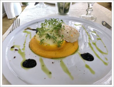 Тельное из щуки, с кремом из морковки, картофельным пюре и икрой палтуса.