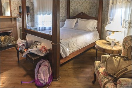 Редкий коллекционный предмет мебели — викторианская кровать середины XIX века, тип half-tester (с балдахином), в стиле plantation. Находится в комнате Mary Room, которую мы сняли в особняке T’Frere.
<a href="https://www.booking.com/hotel/us/t-39-frere-39-s-bed-amp-breakfast.en-us.html?aid=353911" target="_blank">Забронировать >></a>