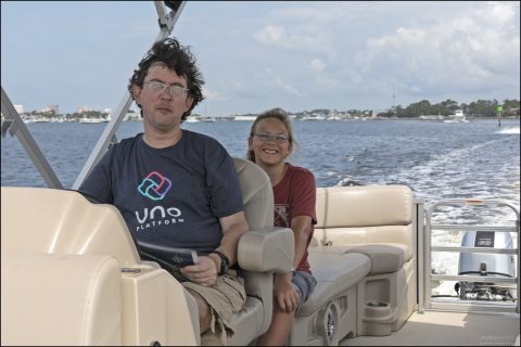 Понтонные лодки популярны для отдыха на озёрах и спокойных реках. Панама-Сити-Бич, Флорида.