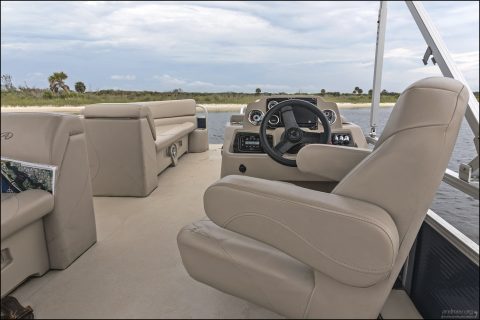 Pontoon boat — плавучий понтон с мотором и креслами, отличное решение для комфортного отдыха на воде.