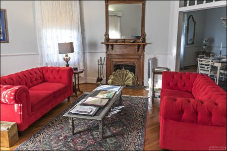 Parlor (читается как па́рлор) — это старомодное английское слово, обозначающее гостиную комнату в доме. В исторических домах (особенно XIX – начала XX века) parlor был формальным залом для приёма гостей, часто самым нарядным помещением в доме.