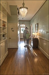 Илья и Саша в гранд фойе викторианского особняка T’Frere’s.