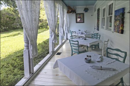 Веранда в доме T’Frere’s House, где с утра сервируют завтраки, а вечером - коктейли. Веранду называют "glass enclosed porch", где принято общаться и отдыхать.