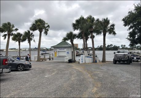 Причал для понтонных лодок.