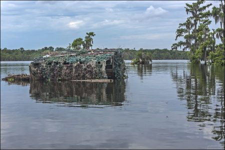 Охотничье и фото-укрытие, куда можно заплыть на лодке.