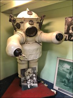 Экспонат Armored Diving Suit в музее "Man in the Sea", Панама-Сити-Бич, Флорида.
Жесткий металлический костюм, который позволяет избежать декомпрессии и многих рисков глубокого погружения.
