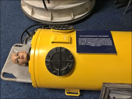 Decompression chamber (декомпрессионная камера) в музеe "Man in the Sea". Это герметичное помещение (капсула), предназначенное для управления давлением воздуха внутри — выше атмосферного — чтобы безопасно выводить водолаза из глубоководного погружения.