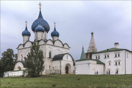 Собор Рождества Пресвятой Богородицы. Главный храм средневекового Суздаля, построенный из белого камня в начале XIII века.