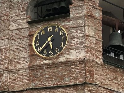 На циферблате часов соборной колокольни Суздальского кремля вместо цифр красуются буквицы, кроме буквы «Б», олицетворяющей Бога. Куранты пережили много неизбежных реконструкций механизма, но формат циферблата сохранился неизменным.