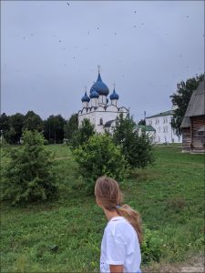 Саша на территории Суздальского кремля.