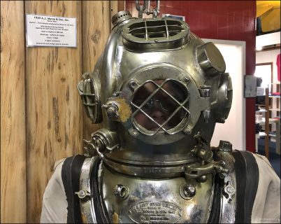 Экспонат Mark V helmet в музее "Man in the Sea" — классический американский жесткий шлем-каска, использовавшийся ВМС США с 1916 по 1984 год.
Использовался для спасательных операций, работ по подъёму затонувших объектов и военных задач на значительных глубинах.