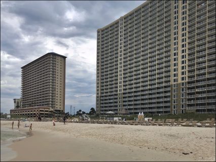 Огромные комплексы, сдающие квартиры в аренду туристам на пляже Panama City Beach, Флорида.