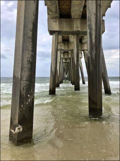 Russell-Fields Pier — большой общественный пирс, который уходит в Мексиканский залив примерно на 460 метров.
Это делает его одним из самых длинных рыбацких пирсов на всём побережье Мексиканского залива США.