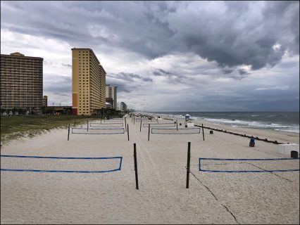 Panama City Beach с середины 20 века позиционирует себя как место активного отдыха, а не только лежания на пляже.
Волейбол здесь — часть культуры курорта.