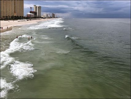 Несмотря на шторм, купаться очень тепло и приятно. Panama City Beach, Флорида.