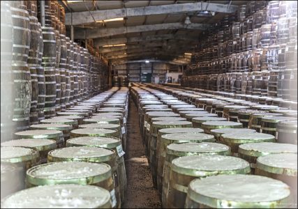 Склад бочек на фабрике Tabasco называется Barrel Warehouse или Aging Warehouse. Это огромное, тёмное, прохладное здание, где в дубовых бочках выдерживается основа знаменитого соуса Tabasco — перечная паста, ферментированная с солью.
В помещении находятся тысячи бочек, стоящих в ряд или в несколько ярусов. В воздухе чувствуется ярко выраженный запах уксуса, перца и дерева.
