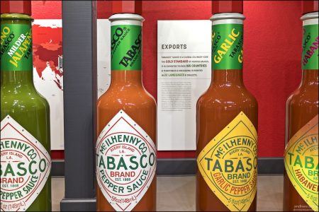 McIlhenny Company (производитель Tabasco) — не ускоряет процесс ради объёма: они выдерживают пасту столько же, сколько и 100 лет назад.
В бочках находится концентрированный полуфабрикат, который потом смешивают с уксусом и фильтруют — создавая тот самый соус Tabasco.