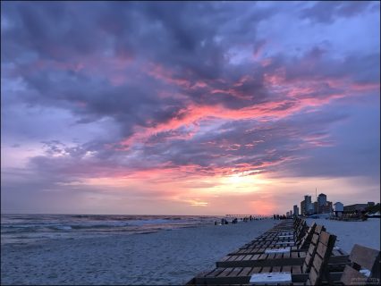 Закат на пляже Panama City Beach.