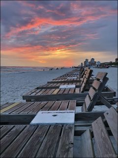 Побережье в Panama City Beach идёт почти строго на юг и чуть запад, поэтому вечером солнце садится прямо в воду.