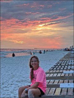 Вечером воздух над Мексиканским заливом часто очень прозрачен, но с тонкой дымкой от морской влаги.
Это создаёт “soft light” — мягкое, рассеянное свечение, которое окрашивает небо в палитру от нежно-розового до алого и пурпурного.