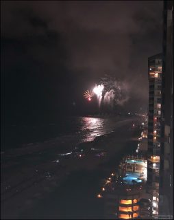 Празднование Дня независимости (4 июля) на Panama City Beach. Главный салют запускается с пирсов Russell‑Fields (City Pier) и M.B. Miller (County Pier) 4 июля в 21:00.
