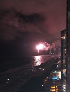 В штате Флорида частные пиротехнические устройства (ракеты, салюты, хлопушки) разрешены только 3 раза в год, включая 4 июля.
Праздничный салют, который можно наблюдать прямо с балкона квартиры.