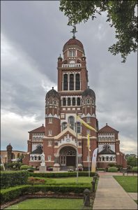 Кафедральный собор Святого Иоанна Богослова (Cathedral of St. John the Evangelist). Современное здание было завершено в 1916 году в стиле романского ренессанса с элементами голландского влияния.