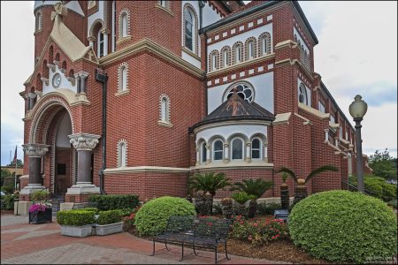 В интерьере собора можно увидеть витражи, изготовленные в Мюнхене, изображающие жизнь Святого Иоанна Богослова. А также есть мраморный алтарь, подаренный первым епископом Лафайетта Жюлем Ж. Жанмаром.