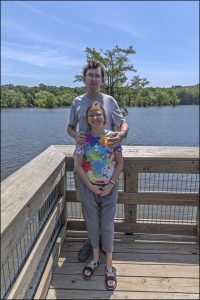 Илья и Саша на прогулочной дорожке возле озера Чикот, Луизиана.