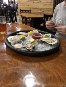 Fresh Louisiana oysters — это свежие устрицы, выловленные в прибрежных водах штата Луизиана. Они считаются одними из самых вкусных в США благодаря уникальному сочетанию вод из солоноватых болот и мелководных эстуариев.
Американские восточные устрицы (Crassostrea virginica) особенно вкусны в сыром виде (Raw on the half shell) — свежие, сырые, охлаждённые, с лимоном, соусом “cocktail” или острым уксусом с луком (mignonette).