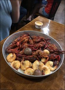 Варёные раки (boiled crawfish) в ресторане Louisiana Crawfish Time считаются одними из лучших в регионе, и их особенность — не только в свежести, но и в характерной каджунской технологии приготовления, которую здесь довели до совершенства.
Готовят только в сезон (обычно с конца января по начало июня), поэтому вкус — максимально насыщенный.
Раки варятся в остром каджунском бульоне с фирменной смесью специй — чеснок, кайенский перец, паприка, лимон, лавровый лист и соль.
После варки раков оставляют "впитываться" в горячем рассоле, чтобы мясо вобрало аромат и остроту. Это называется “soaking” — важный этап, без которого вкус был бы "внешним", а не глубоким.
В отличие от некоторых заведений, где специи могут “убить” вкус, здесь добиваются идеального баланса — чтобы было остро, но не “обжигающе”.
По отзывам гостей, раки “жгут приятно”, но вкус сладковатого мяса сохраняется.