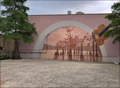 «Horizon» (1988) — один из самых ранних и знаковых муралов (настенной росписи) Лафайетта, созданный местным художником Робертом Даффордом (Robert Dafford) на углу улиц S. Buchanan и Vermilion.
Этот мурал служит своего рода городской эмблемой, связывая природу, традиции и творчество.