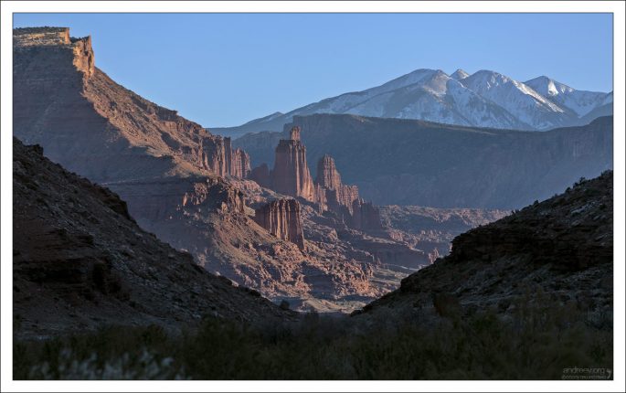 Темно-красные шпили песчаника Fisher Towers.