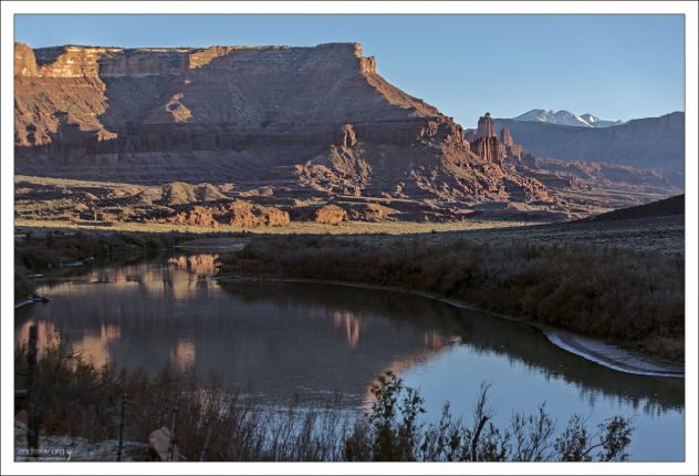Изгиб реки Colorado river на подъезде к башням Фишера.