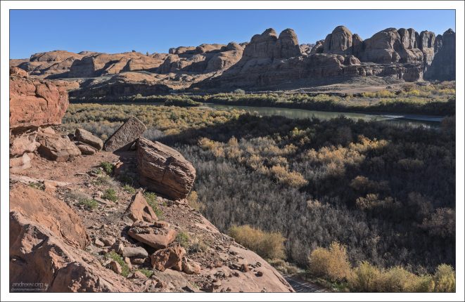 Начало тропы Poison spider trail в 10 милях от центра Моаба, Юта.
