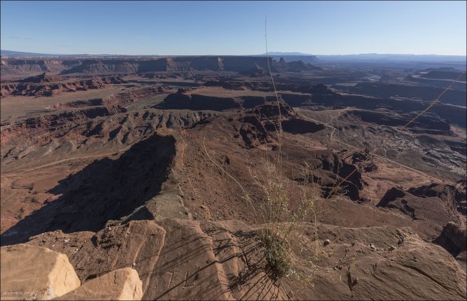 С высоты скалы в парке Dead Horse Point State Park виден другой парк - Canyonlands National Park.
