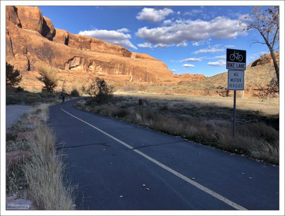 Велосипедная тропа вдоль реки Колорадо, параллельно шоссе Hey 128.