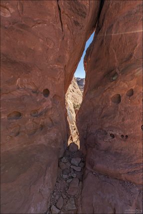 Узкая щель между двумя скалами из песчаника Навахо.