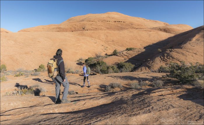 Плато состоит из песчаника Навахо, который часто называют “slickrock” (скользкий камень).