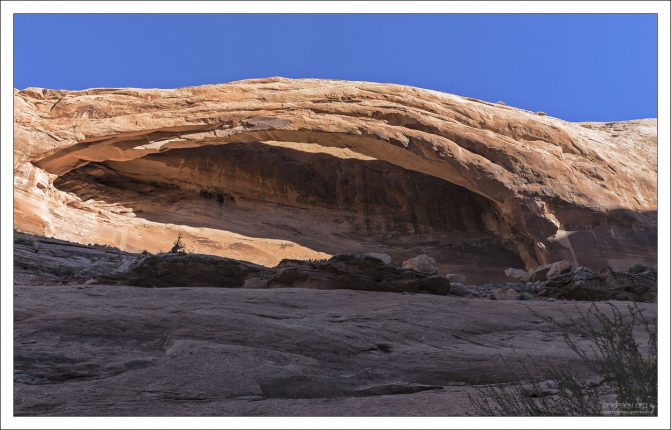 Пролёт арки Longbow Arch составляет около 18 метров (≈ 60 футов), что делает её одной из самых крупных вне Национального парка "Arches NP".