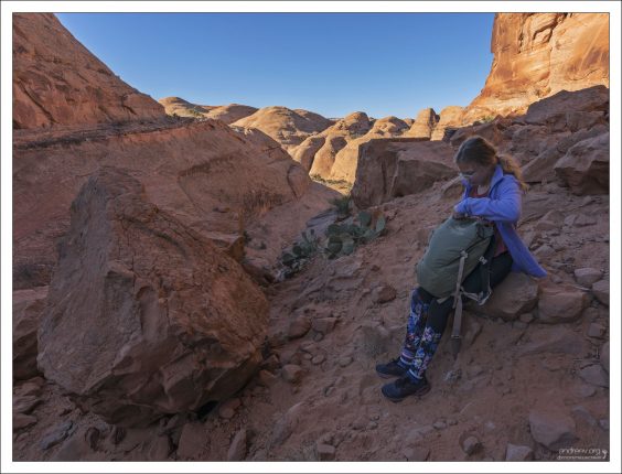 Саша на привале возле Longbow Arch.