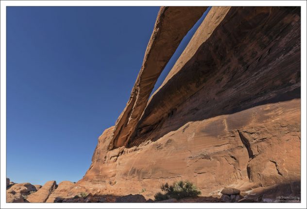 Арка Longbow Arch вытянута горизонтально и действительно напоминает лук, натянутый над скалистым обрывом.